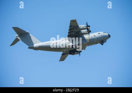 Glasgow, Großbritannien. April 2020. Im Bild: Der Flug der Royal Air Force mit ihrem neuen Airbus 400B-Flugzeug wurde während der verlängerten Sperrung des Coronavirus (COVID19) am Glasgow International Airport gelandet und abgeflogen. Die neuen Airbus-Flugzeuge der RAF haben die alternden Hercules C130 ersetzt, die seit Jahrzehnten das Arbeitspferd der RAF sind. Quelle: Colin Fisher/Alamy Live News Stockfoto