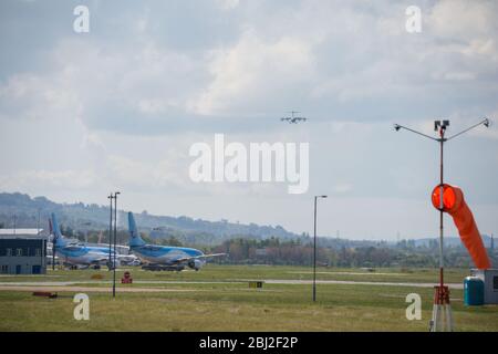 Glasgow, Großbritannien. April 2020. Im Bild: Der Flug der Royal Air Force mit ihrem neuen Airbus 400B-Flugzeug wurde während der verlängerten Sperrung des Coronavirus (COVID19) am Glasgow International Airport gelandet und abgeflogen. Die neuen Airbus-Flugzeuge der RAF haben die alternden Hercules C130 ersetzt, die seit Jahrzehnten das Arbeitspferd der RAF sind. Quelle: Colin Fisher/Alamy Live News Stockfoto