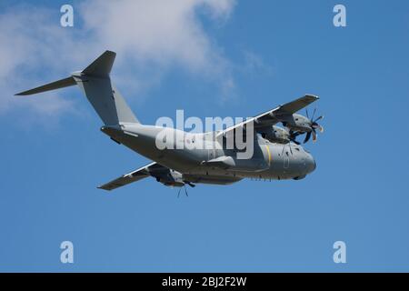 Glasgow, Großbritannien. April 2020. Im Bild: Der Flug der Royal Air Force mit ihrem neuen Airbus 400B-Flugzeug wurde während der verlängerten Sperrung des Coronavirus (COVID19) am Glasgow International Airport gelandet und abgeflogen. Die neuen Airbus-Flugzeuge der RAF haben die alternden Hercules C130 ersetzt, die seit Jahrzehnten das Arbeitspferd der RAF sind. Quelle: Colin Fisher/Alamy Live News Stockfoto