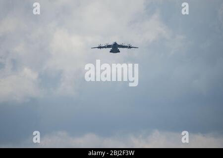 Glasgow, Großbritannien. April 2020. Im Bild: Der Flug der Royal Air Force mit ihrem neuen Airbus 400B-Flugzeug wurde während der verlängerten Sperrung des Coronavirus (COVID19) am Glasgow International Airport gelandet und abgeflogen. Die neuen Airbus-Flugzeuge der RAF haben die alternden Hercules C130 ersetzt, die seit Jahrzehnten das Arbeitspferd der RAF sind. Quelle: Colin Fisher/Alamy Live News Stockfoto