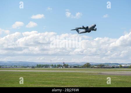 Glasgow, Großbritannien. April 2020. Im Bild: Der Flug der Royal Air Force mit ihrem neuen Airbus 400B-Flugzeug wurde während der verlängerten Sperrung des Coronavirus (COVID19) am Glasgow International Airport gelandet und abgeflogen. Die neuen Airbus-Flugzeuge der RAF haben die alternden Hercules C130 ersetzt, die seit Jahrzehnten das Arbeitspferd der RAF sind. Quelle: Colin Fisher/Alamy Live News Stockfoto