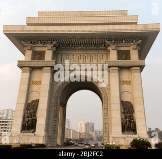 Pjöngjang / DPR Korea - 11. November 2015: Der Triumphbogen, Triumphbogen in Pjöngjang, Nordkorea, erinnert an den koreanischen Widerstand gegen Japan Stockfoto