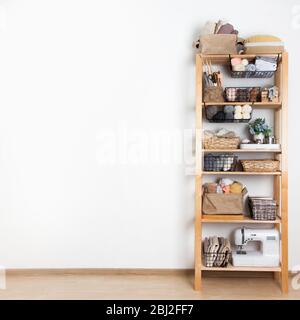 Holzablage mit Körben mit einem Garntuch Stockfoto
