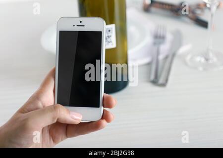 Frau scannt Gutschein-Code mit Handy aus nächster Nähe Stockfoto