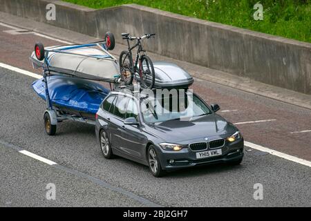 2015 BMW 320D xDrive Sport Auto mit Dachbox und Fahrradträger; Abschleppen Kanu Anhänger. Fahrzeugverkehr Fahrzeuge bewegen, fahren Fahrzeug auf UK Straßen, Motoren, Autofahren auf der Autobahn M6 Autobahn