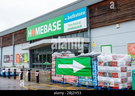 Maidenhead, Berkshire, Großbritannien. April 2020. Nach der Schließung ihrer Geschäfte während der Coronavirus Pandemic Lockdown, Homebase hat angekündigt, dass es die Eröffnung von 20 seiner Läden in Großbritannien mit strengen Kontrollen an Ort und Stelle zu testen, um sicherzustellen, dass Einkaufen sicher für jedermann. Das abgebildete Maidenhead-Geschäft bleibt geschlossen, aber das Bracknell in Berkshire ist für Kunden wieder geöffnet. Kredit: Maureen McLean/Alamy Live News Stockfoto