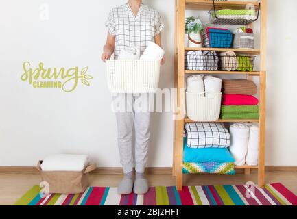 Bettwäsche, Bettbezüge und Handtücher werden vertikal gefaltet. Körbe