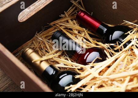 Drei Weinflaschen in Box mit Stroh Stockfoto