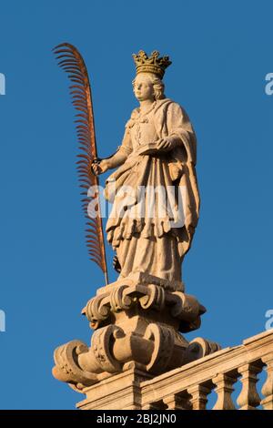 Kathedrale von Santiago de Compostela, Galicien, Spanien. Statuen der Hl. Susanna. Platz Obradeiro in Santiago de Compostela der Endpunkt der Antike Stockfoto