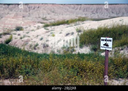 Blick auf die Badlands mit 'Achtung Klapperschlange' Schild Stockfoto