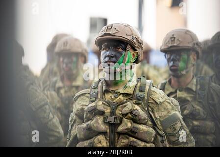 Izmir, Türkei - 29. Oktober 2019: Porträt eines amphibischen Fachkorporals türkischer Soldat in Linie am Tag der Republik Türkei. In Der Türkei In Izmir. Stockfoto