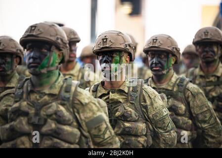 Izmir, Türkei - 29. Oktober 2019: Porträt eines amphibischen Fachkorporals türkischer Soldat in Linie am Tag der Republik Türkei. In Der Türkei In Izmir. Stockfoto