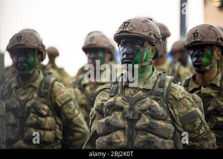 Izmir, Türkei - 29. Oktober 2019: Porträt eines amphibischen Fachkorporals türkischer Soldat in Linie am Tag der Republik Türkei. In Der Türkei In Izmir. Stockfoto