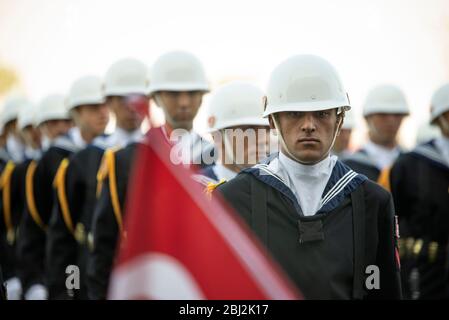 Izmir, Türkei - 29. Oktober 2016. Marine Soldaten warten in der Schlange am Tag der Republik Türkei auf Alsancak Gundogdu Platz Izmir Türkei. Stockfoto