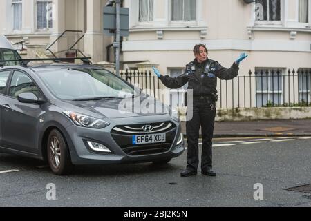 Eastbourne, England. 28 April 2020. Die Polizei kontrolliert und leitet den Verkehr um den Vorfall herum. Quelle: Antony Meadley/Alamy Live News Stockfoto