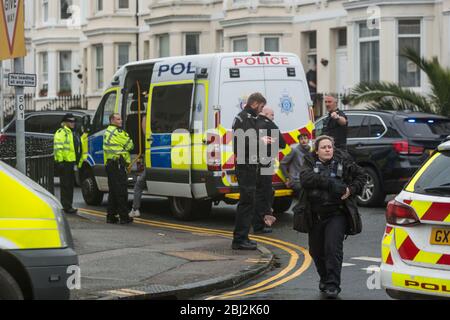 Eastbourne, England. 28 April 2020. Die Polizei steht mit Verdächtigen an der Seite des Wagens. Quelle: Antony Meadley/Alamy Live News Stockfoto