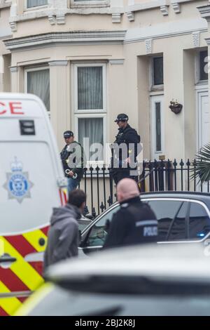 Eastbourne, England. 28 April 2020. Bewaffnete Polizisten verlassen das überfallen Gebäude. Quelle: Antony Meadley/Alamy Live News Stockfoto