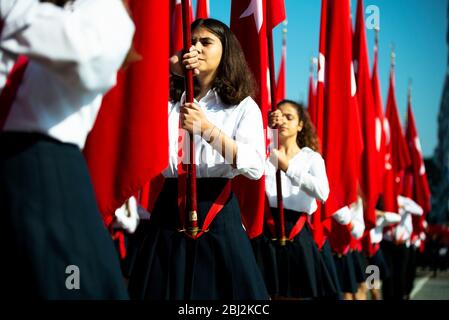 Izmir, Türkei - 29. Oktober 2019. Rote türkische Fahnen und junge Studentinnen halten sie bei der Zeremonie Cumhuriyet Square Alsancak , Izmir. In Der Republik Stockfoto