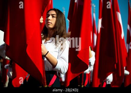 Izmir, Türkei - 29. Oktober 2019. Rote türkische Fahnen und junge Studentinnen halten sie bei der Zeremonie Cumhuriyet Square Alsancak , Izmir. In Der Republik Stockfoto