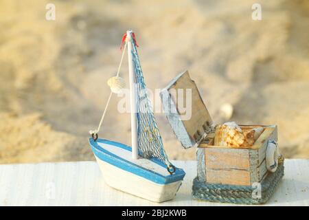 Schöne Meer Zusammensetzung mit Schiff auf Sand Strand Hintergrund Stockfoto