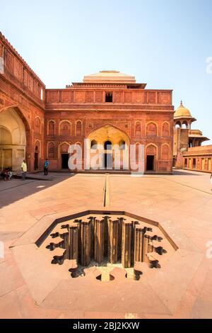 Eingang des alten Forts bekannt als purana quila delhi, Touristen in alten Fort purana quila, Old Fort von Delhi (Purana Qila) Architektur, delhi Forts, indien Stockfoto