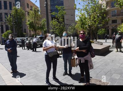 Jerusalem, Israel. April 2020. Israelis tragen aufgrund der COVID-19-Pandemie obligatorische Gesichtsmasken, während sie am Dienstag, den 28. April 2020, einen Überflug der F16 am Gedenktag in Jerusalem beobachten. Foto von Debbie Hill/UPI Quelle: UPI/Alamy Live News Stockfoto