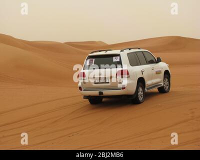 Land Rover Autos für Sand Dune Bashing in Dubai VAE. Stockfoto