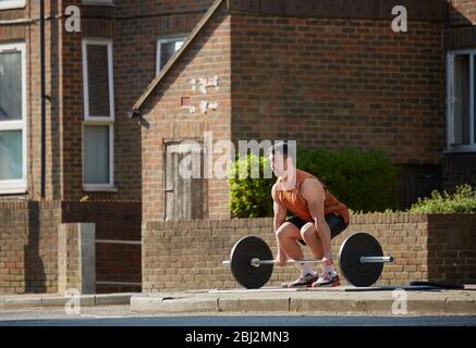 Krafttraining in einer Londoner Straße, da die Fitnessstudios während der Covid-19-Sperre geschlossen sind. East Finchley, London. April 2020 Stockfoto