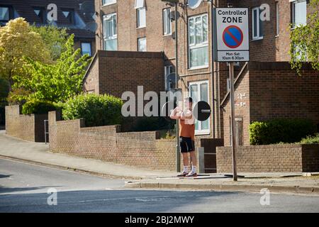 Krafttraining in einer Londoner Straße, da die Fitnessstudios während der Covid-19-Sperre geschlossen sind. East Finchley, London. April 2020 Stockfoto