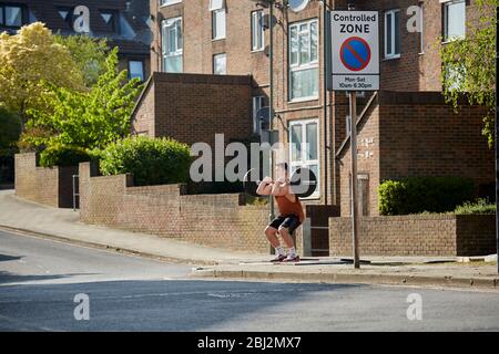 Krafttraining in einer Londoner Straße, da die Fitnessstudios während der Covid-19-Sperre geschlossen sind. East Finchley, London. April 2020 Stockfoto