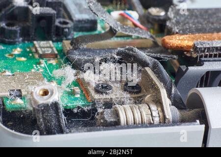 Nahaufnahme von Chips in einem sehr staubigen und schmutzigen Laptop. Stockfoto