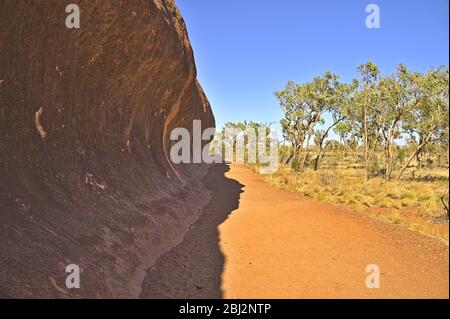 Ein Weg um den Ayers Rock an einem heißen Sommertag Stockfoto