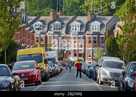 DHL-Lieferung in North London während der Covid-19-Sperrung April 2020 Stockfoto