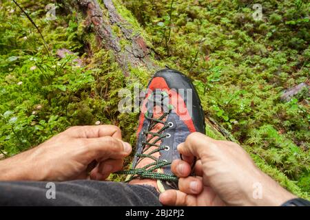 Befestigung ihre Schuhe in einem Wald Stockfoto