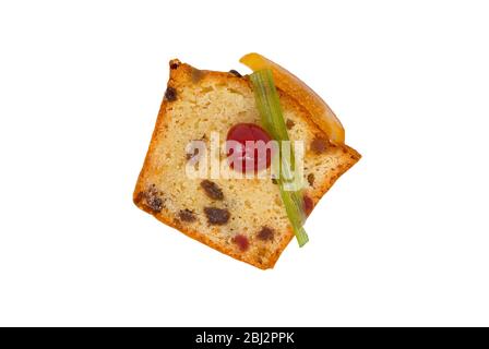 Ein Stück kandierten Obst Kuchen mit weißem Hintergrund Stockfoto