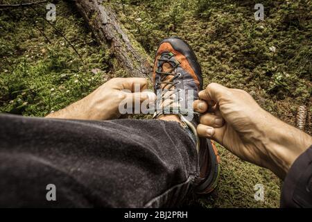 Befestigung ihre Schuhe in einem Wald Stockfoto