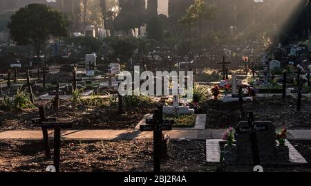 Buenos Aires, Argentinien - Juni 05 2012: Gräber, Kreuze, Paken und Namen von Todesmenschen auf dem Friedhof von Chacarita. Stockfoto