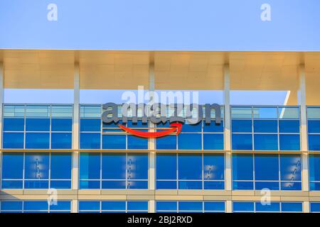 Sunnyvale, Kalifornien, USA - 13. August 2018: Amazon Logo auf dem Glasgebäude des neuen großen Amazon Campus im Silicon Valley, CA. Amazon ist online Stockfoto