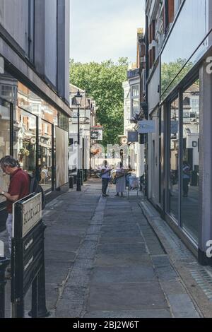 London/UK-1/08/18: Golden Court, eine Gasse, die vom Green zur Hauptverkehrsstraße der George Street führt. Diese Gasse ist mit MOS gesäumt Stockfoto
