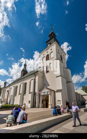 Bernardine Church, baroque style, churchgoers praying outside at Sunday Mass, in Piotrkow Trybunalski, Western Mazovia, Poland Stockfoto