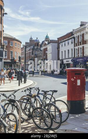 London/UK-1/08/18: Kreuzung von Hill und Red Lion Street und George Street, Hauptverkehrsstraße und Hauptstraße in Richmond, es war auch eine Stockfoto