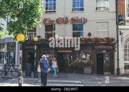 London/UK-1/08/18: Die Fassade des Old Ship, einem denkmalgeschützten öffentlichen Haus der Klasse II in der George Street in Richmond. Pubs sind ein soziales Trink-Betrieb und ein Stockfoto