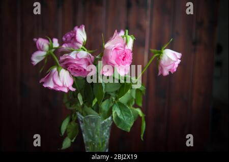 Blumenstrauß Rosen stehen in einer Vase auf dem Tisch Stockfoto