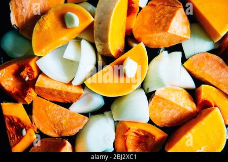 Gemüse in Stücken auf Bratpfanne. Geröstete Butternut-Kürbis-Suppe mischen, fertig, um in den Ofen zu gehen. Hausgemachte Suppenzubereitung. Gesunde Ernährung Stockfoto