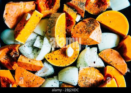 Gemüse in Stücken auf Bratpfanne. Geröstete Butternut-Kürbis-Suppe mischen, fertig, um in den Ofen zu gehen. Hausgemachte Suppenzubereitung. Gesunde Ernährung Stockfoto