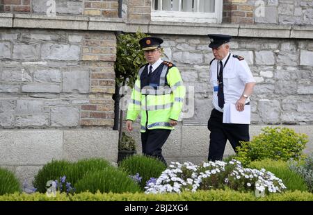 Garda-Kommissar Drew Harris (links) kommt zu einer Pressekonferenz vor dem Hauptsitz von Garda in Dublin. Stockfoto