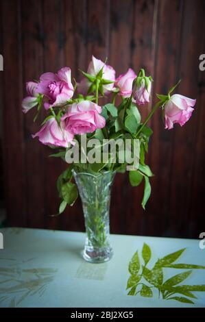 Blumenstrauß Rosen stehen in einer Vase auf dem Tisch Stockfoto