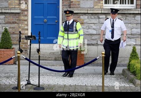 Garda-Kommissar Drew Harris (links) kommt zu einer Pressekonferenz vor dem Hauptsitz von Garda in Dublin. Stockfoto