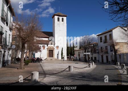 Placeta de San Miguel Bajo mit der gleichnamigen Kirche, Albaicín, Granada, Spanien Stockfoto