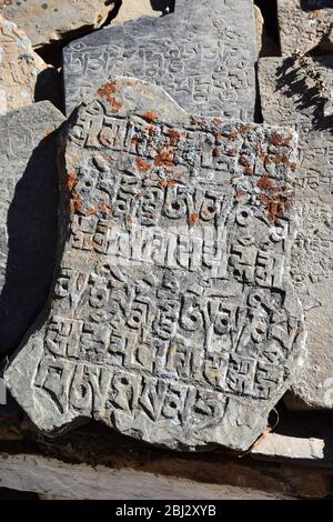Mani Stone im Himalaya. Nepal. Stockfoto